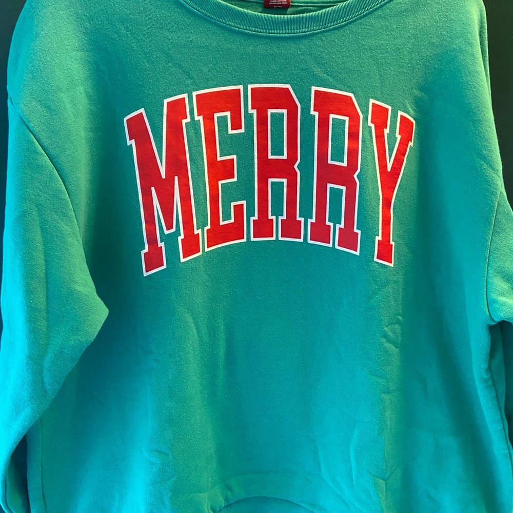 2xl green and red sweatshirt. It says MERRY on front. Brand is Dec 25th.